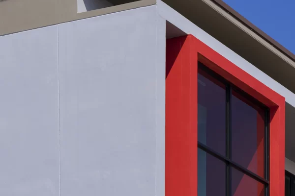 Pintor profesional Exteriores Pared Casa Gris y Roja con balcón